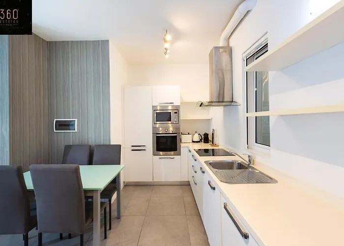 Sunny & Beautiful Views, Amazing Design & Terrace By 360 Estates